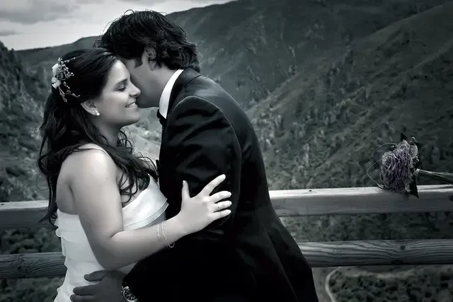 Novios a punto de besarse con las montañas al fondo, postboda de Josu Izarra