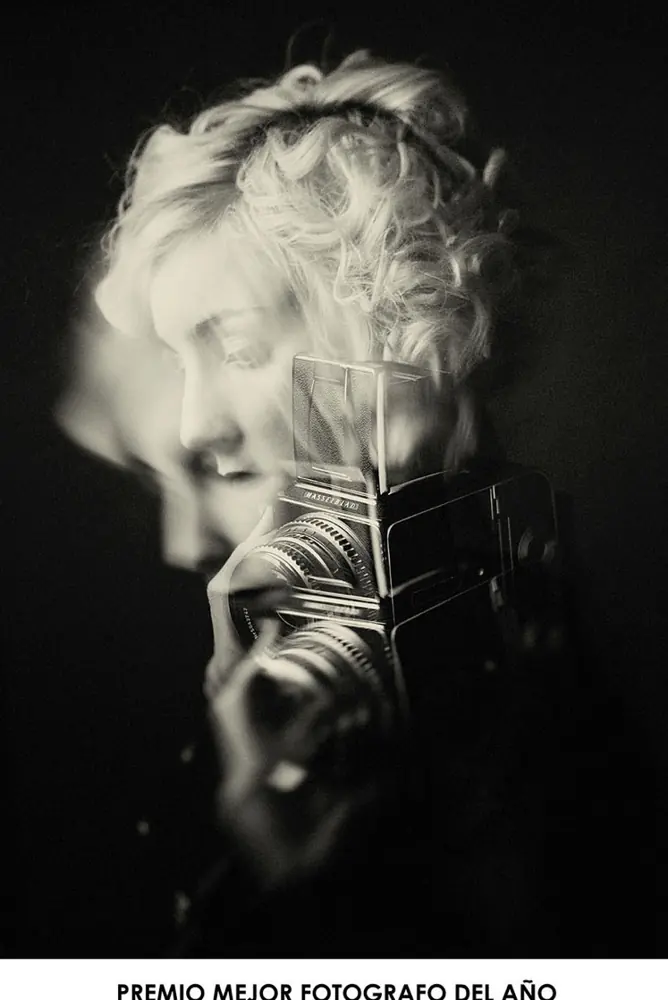 Retrato a doble exposición en blanco y negro, rostro fundido con una cámara Hasselblad, imagen ganadora del Premio Nacional de Fotografía de Josu Izarra