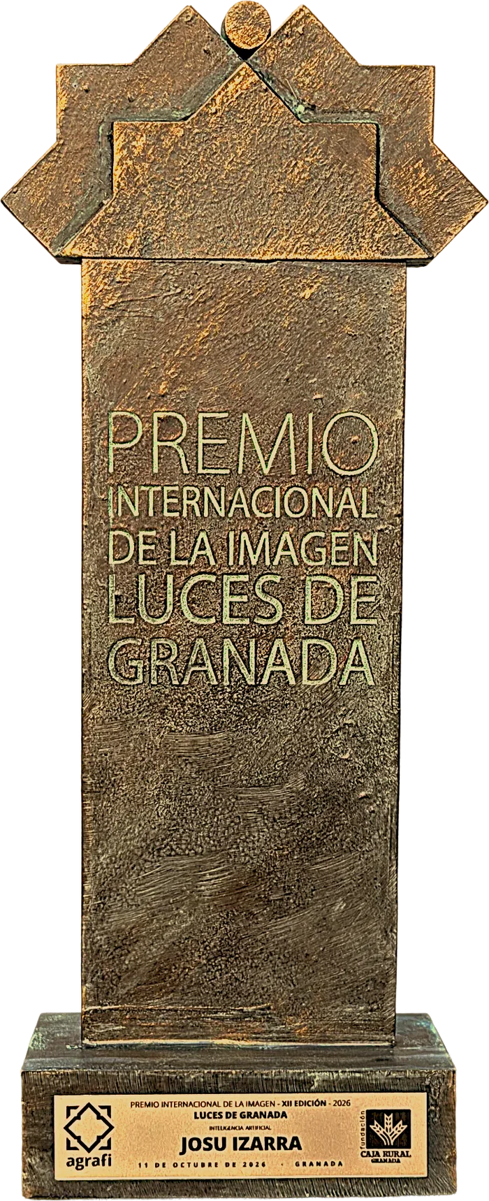 Trofeo del Premio Internacional de la Imagen Luces de Granada 2026, categoría Inteligencia Artificial, con la placa a nombre de Josu Izarra