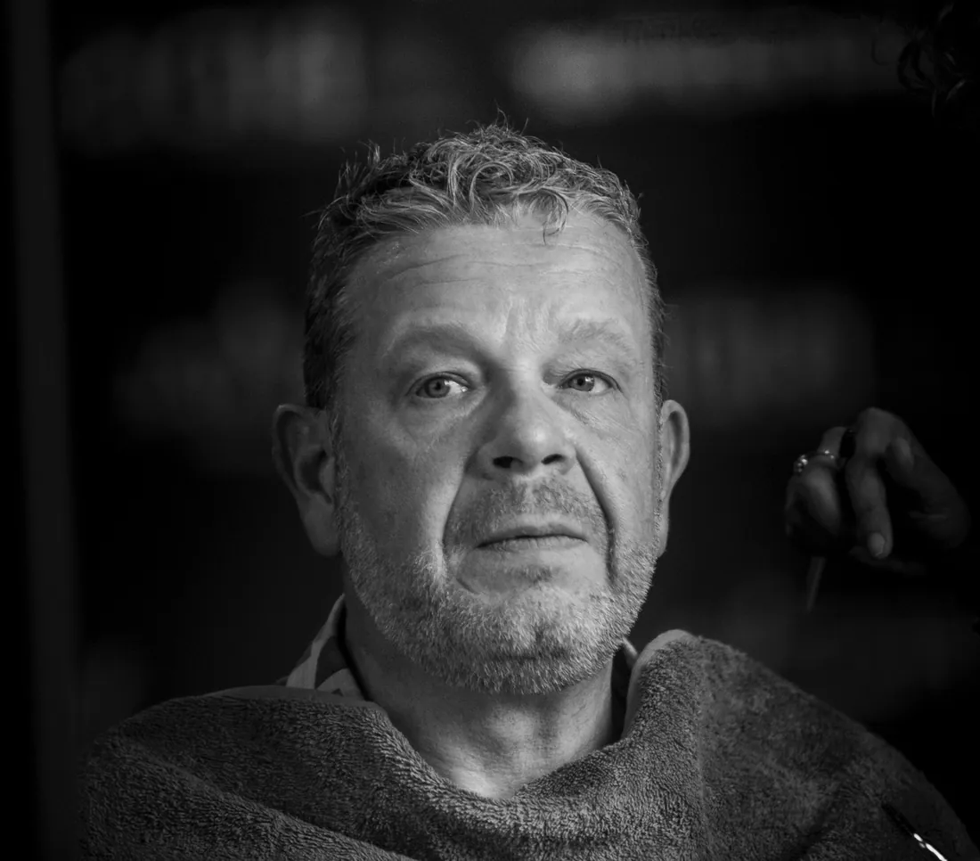 Modelo aplicándose maquillaje frente al espejo del camerino en el FesTVal de Vitoria-Gasteiz, retrato en blanco y negro de Josu Izarra